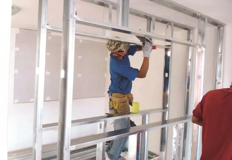 Divisória de drywall para escritório com porta específica